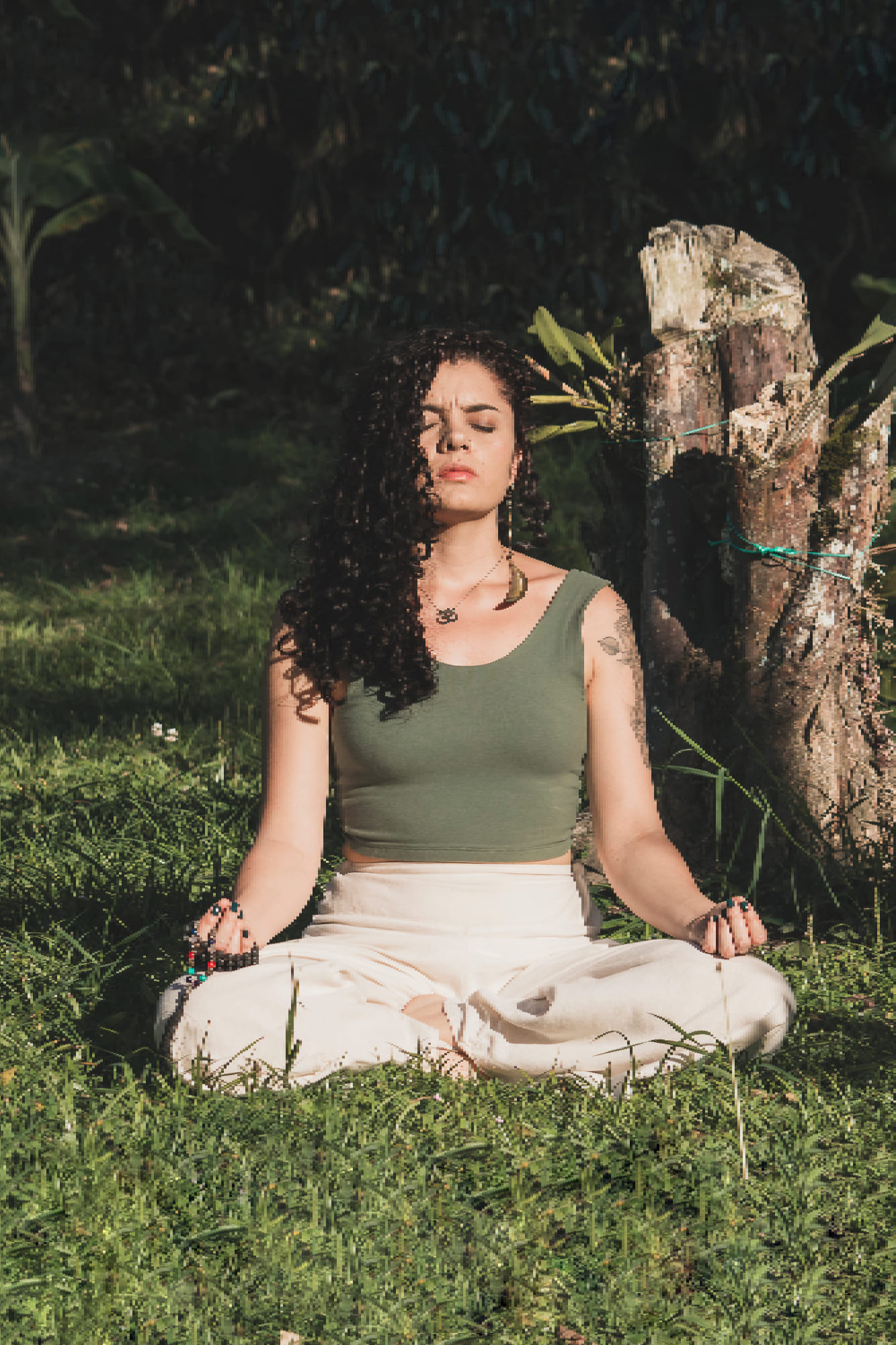 okmanu meditando cuerpo entero 2396. foto por mónica ledezma m (1) (2)